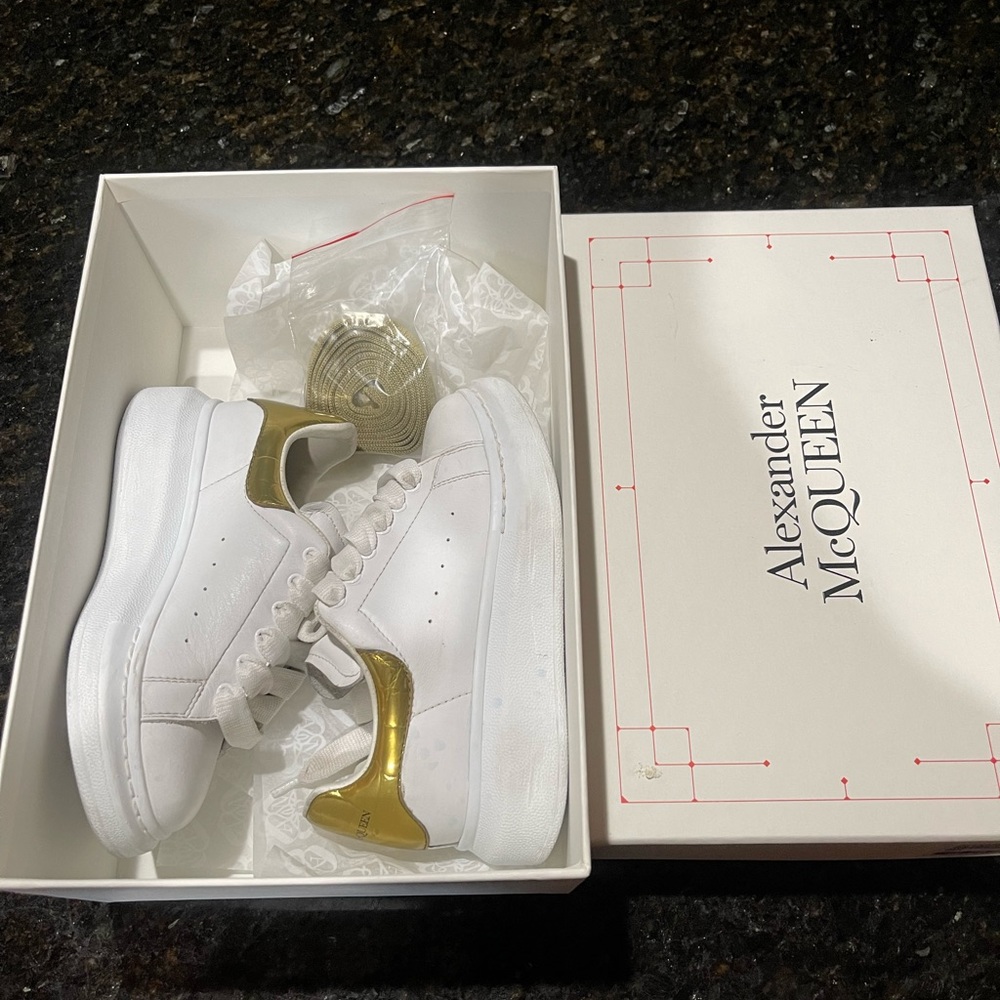 Gently worn. In excellent condition. Comes with gold laces.